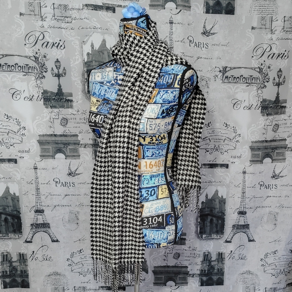 Chic Houndstooth Scarf in Black and White